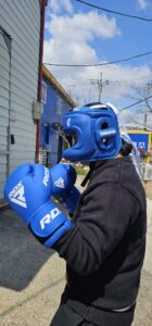 복싱 코보호 헤드기어 측면 착용 모습 바 밀착 설계