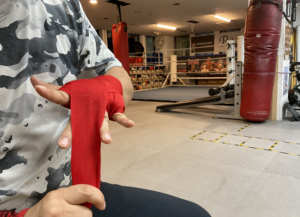 복싱 핸드랩 손가락 사이 통과 방법