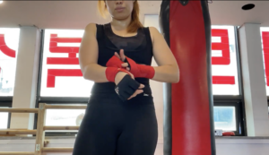 복싱 핸드랩 감는법 1단계 엄지 고리 걸기